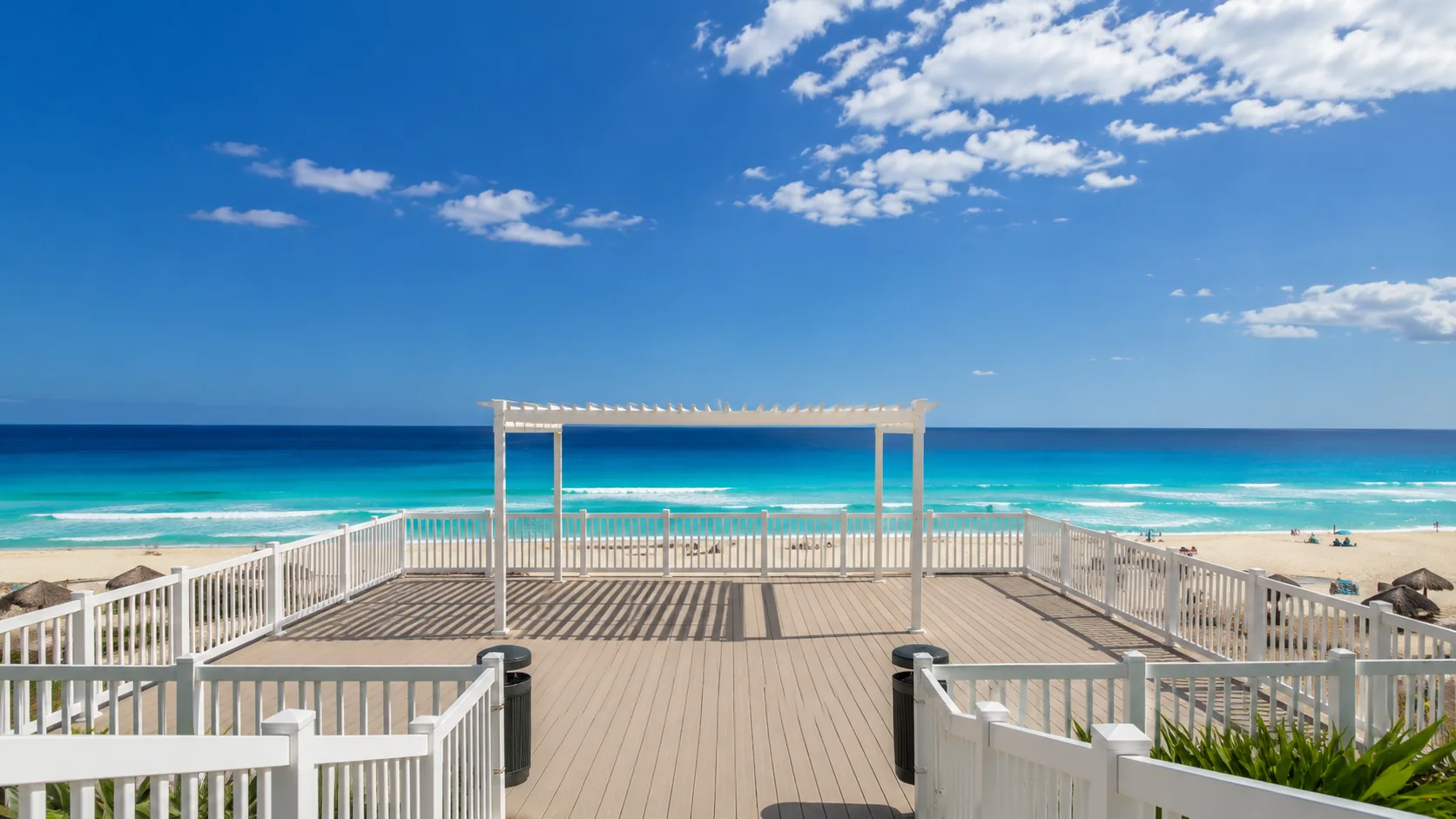 El Mirador frente a Playa Delfines y el mar Caribe.